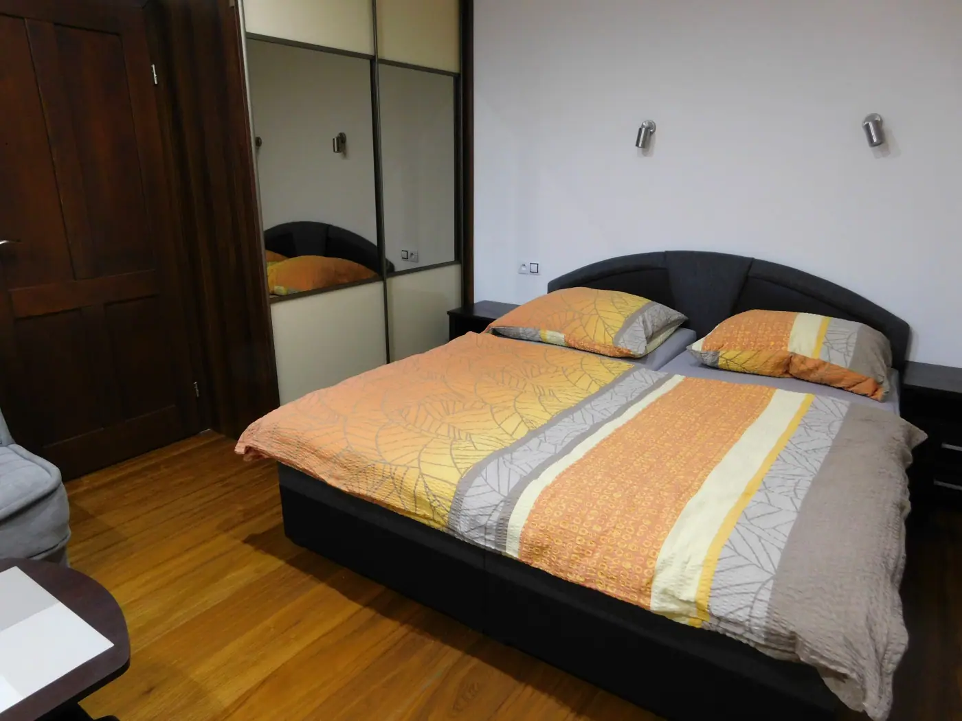 Apartmán č. 2 Deluxe – spálňa s manželskou posteľou