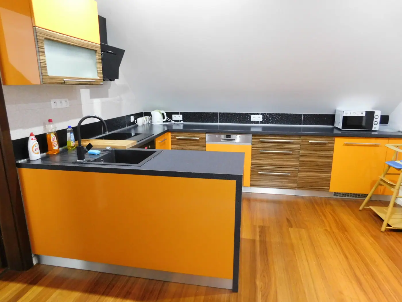 Apartmán č. 4 – kuchyňa so stolovaním
