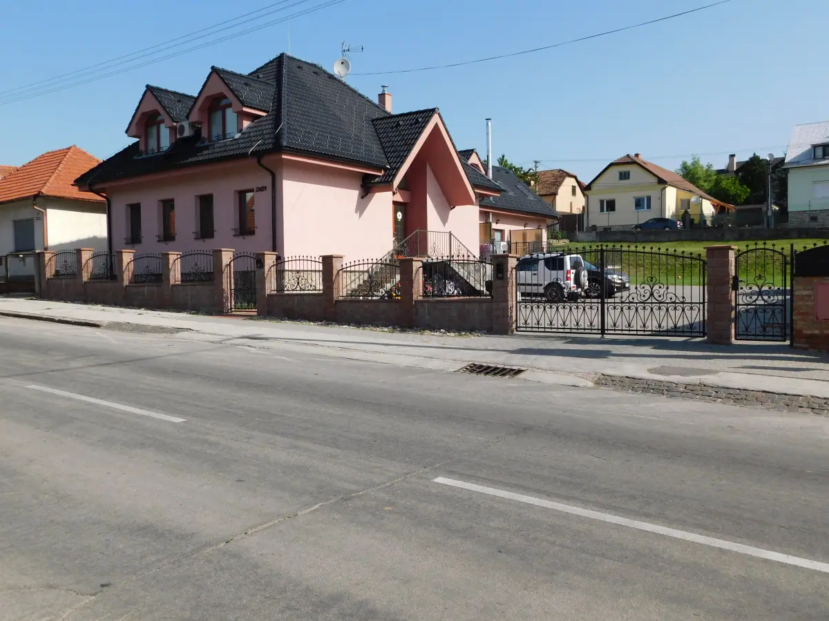 Penzión z Prievidzskej ulice – brána a pohľad do dvora