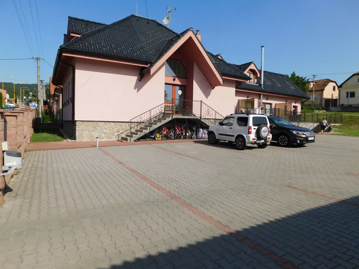 Dvor penziónu s parkovaním