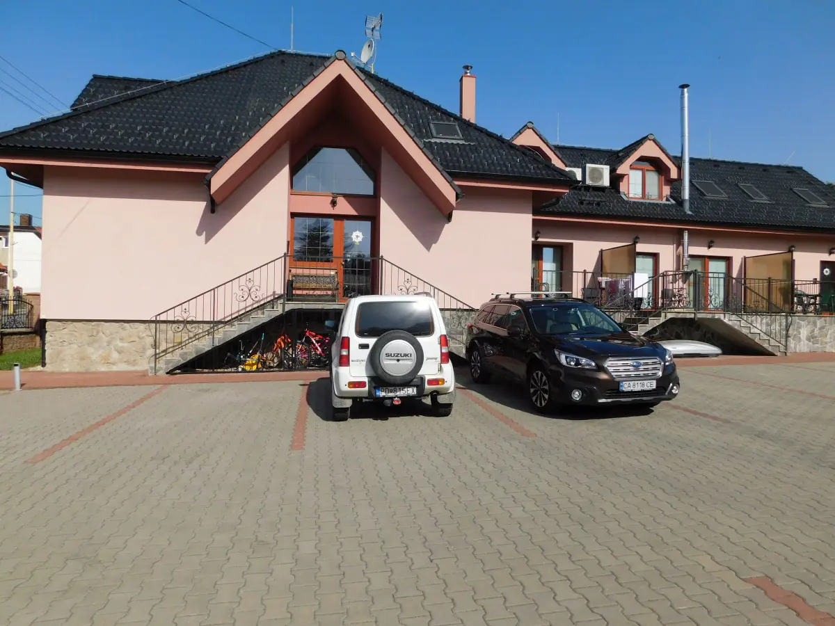 Parkovanie na dvore penziónu