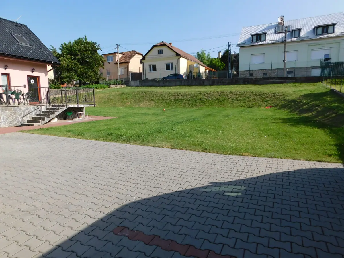Dvor a trávnatá plocha pri penzióne