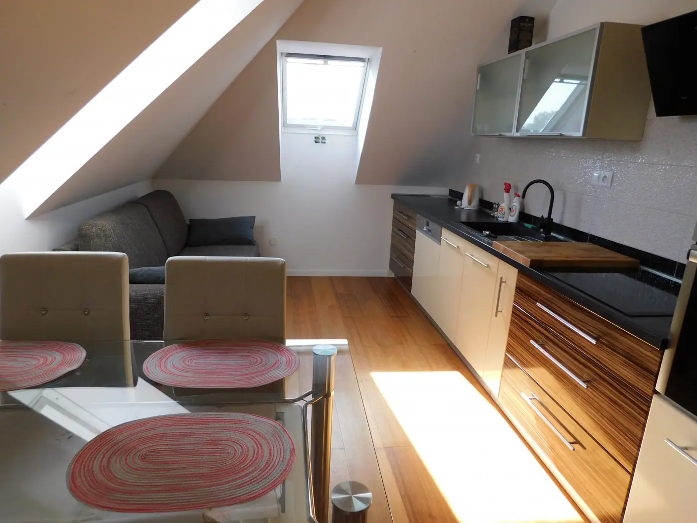 Apartmán č. 3 – veľká kuchyňa so stolovaním
