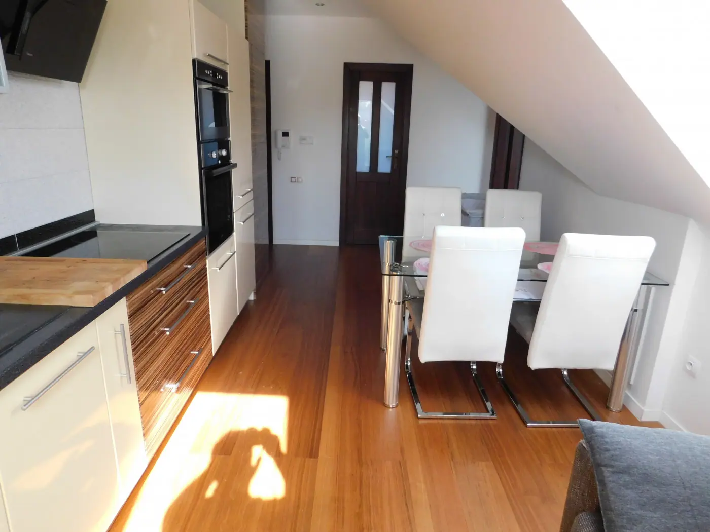 Apartmán č. 3 – kuchyňa a jedálenský stôl