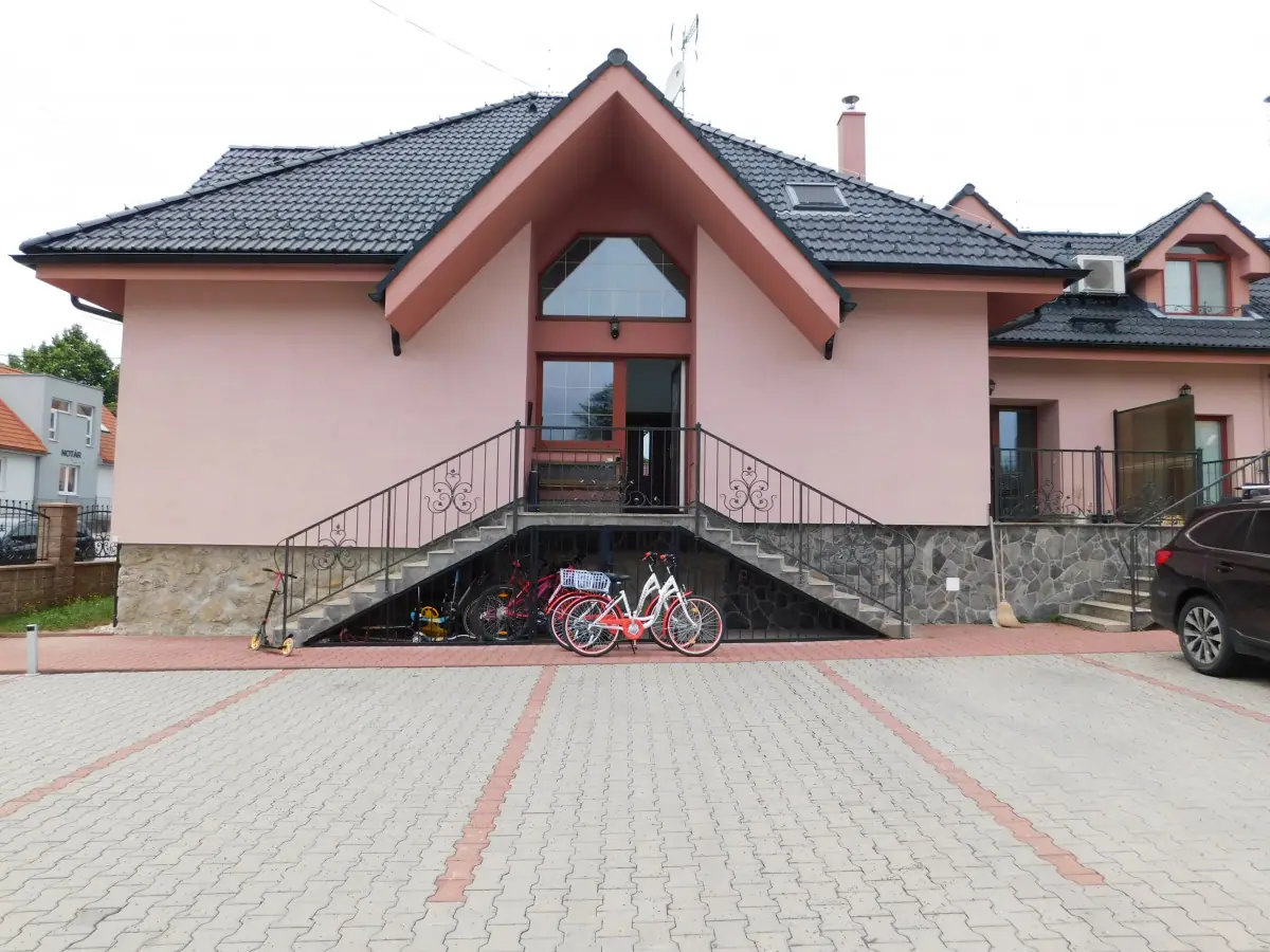 Apartmánový penzión Bojnice – dom so schodiskom na poschodie