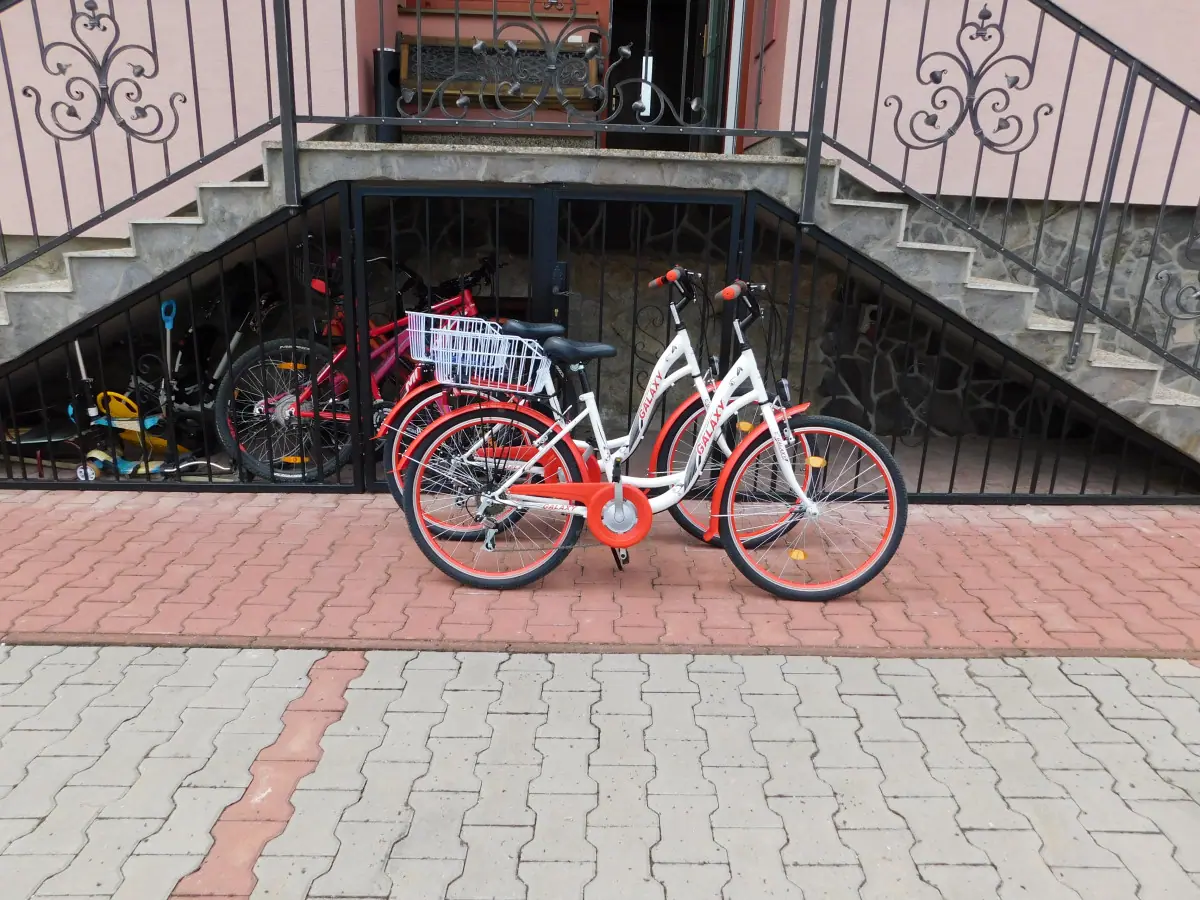 Úschovňa bicyklov pod schodiskom