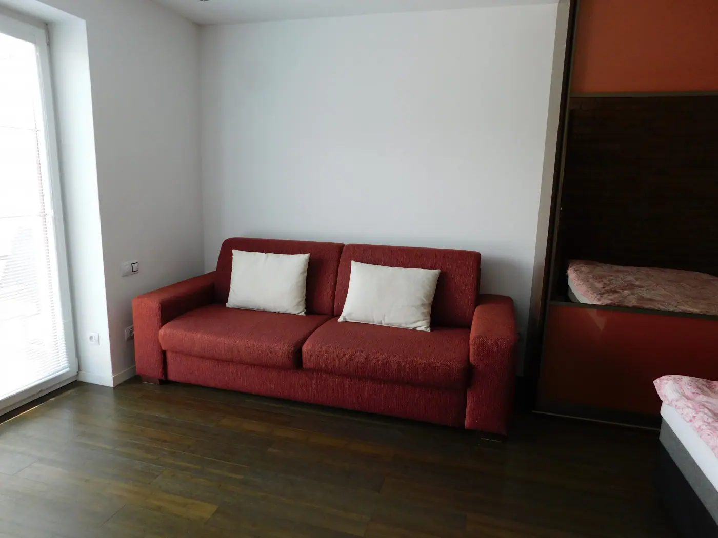 Apartmán č. 5 – roztiahnutý gauč v spálni