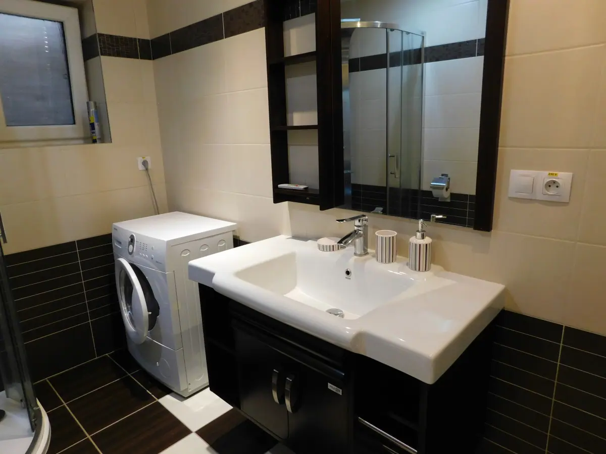 Apartmán č. 5 – kúpeľňa s práčkou