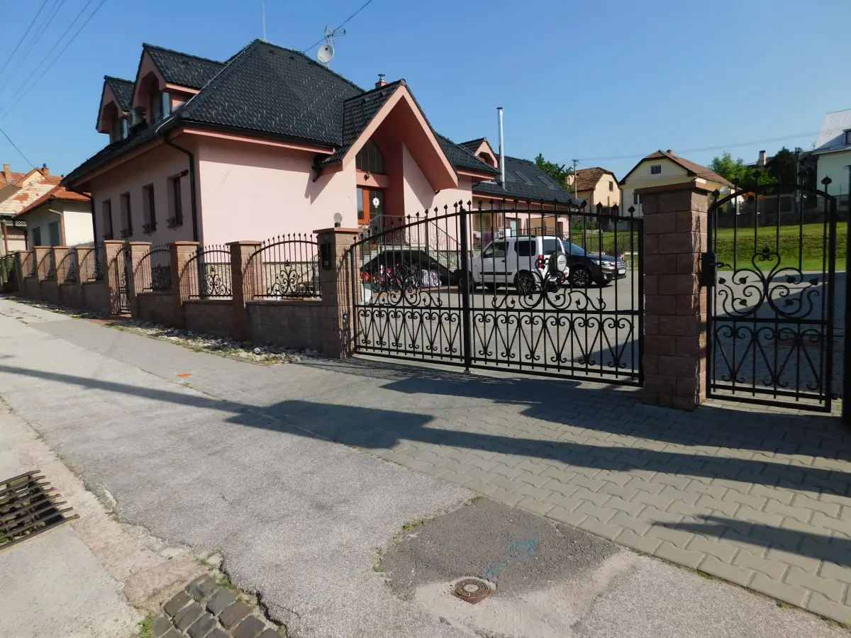 Kovaná brána a vjazd do penziónu