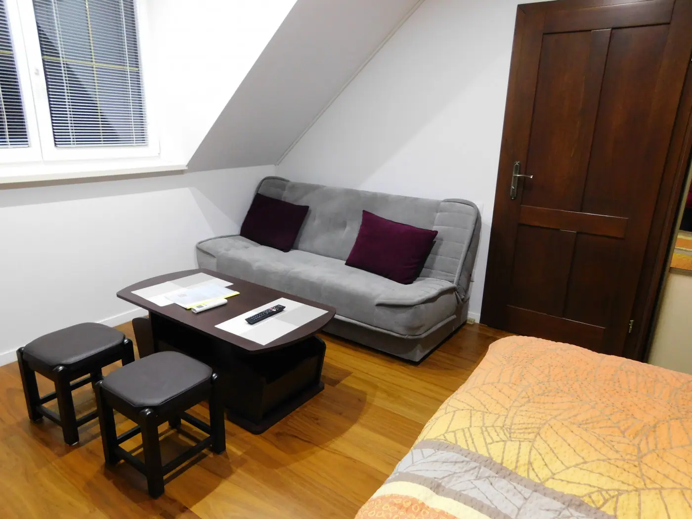 Apartmán č. 2 Deluxe – sedenie v spálni