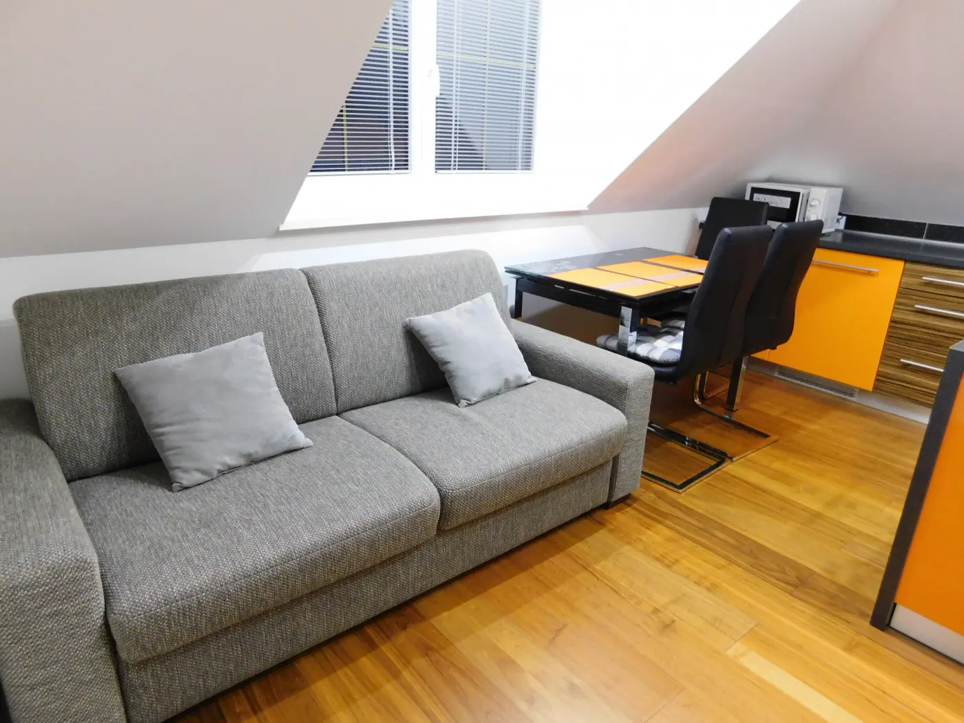 Apartmán č. 2 Deluxe – sedačka v kuchyni