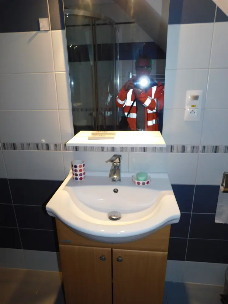 Apartmán č. 4 – umývadlo v kúpeľni