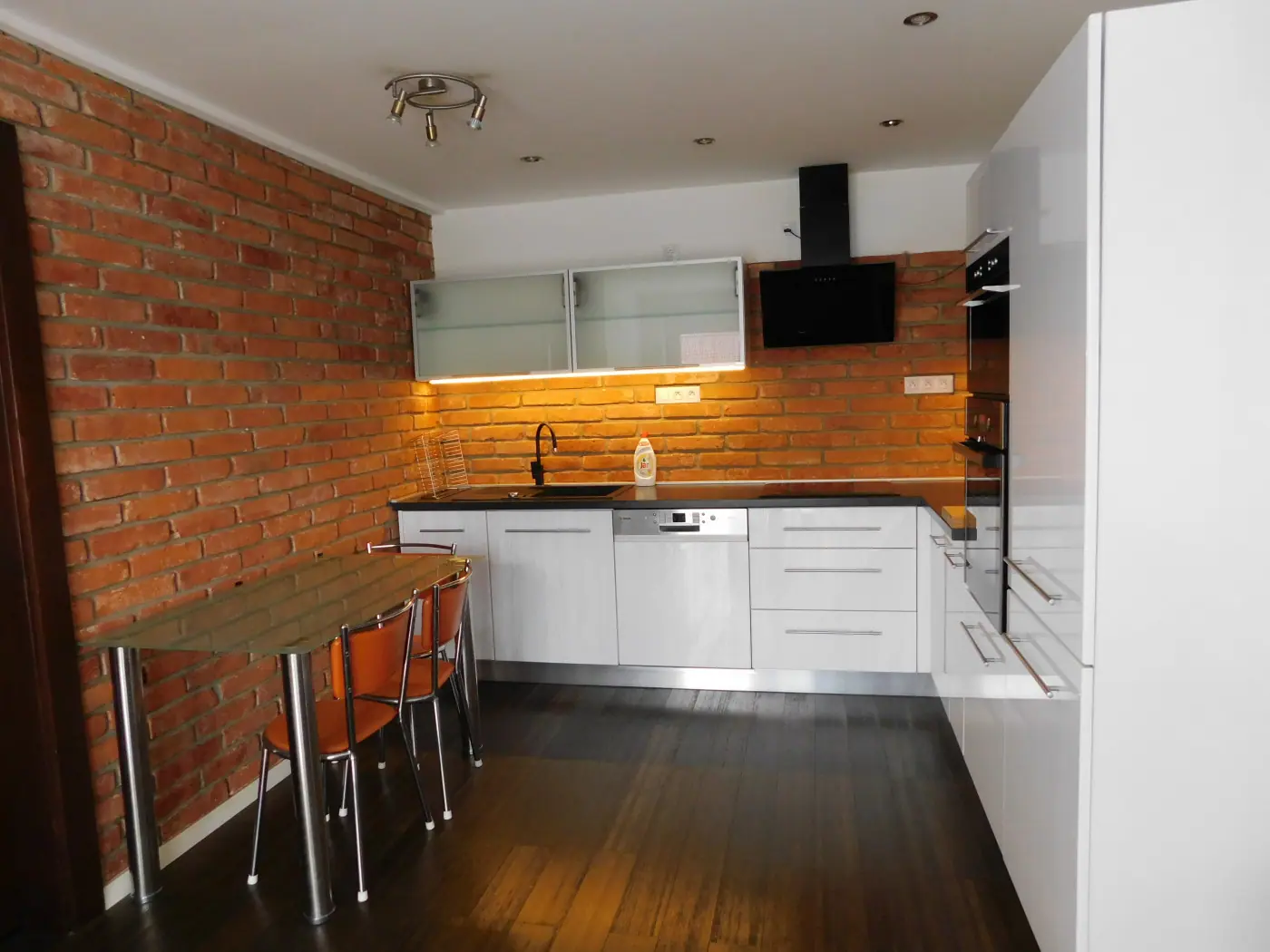 Apartmán č. 5 – veľká kuchyňa s tehlovou stenou