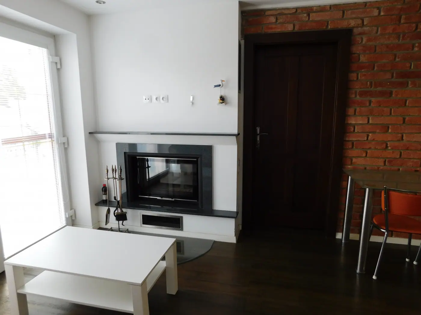 Apartmán č. 5 – pracovné sedenie a krb